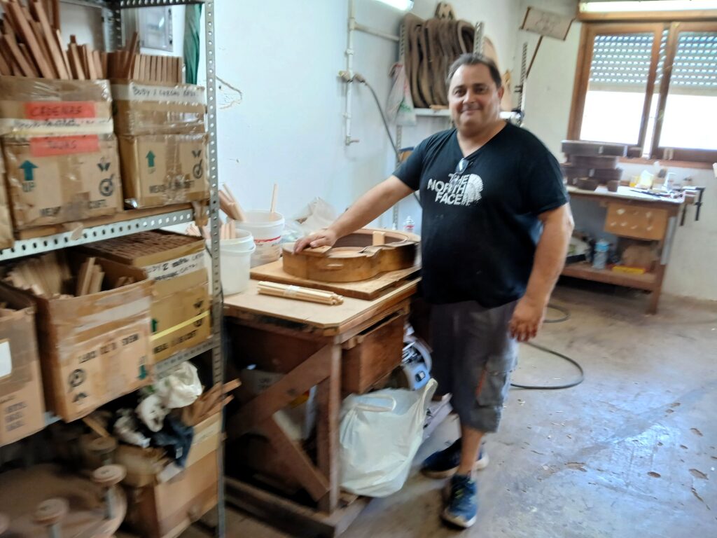 Voorbereiding om het achterblad op de klankkast te lijmen