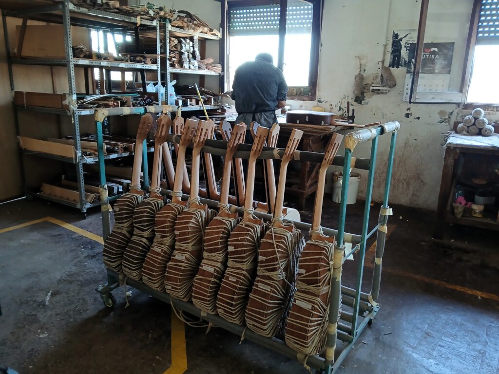 Net in elkaar gelijmde gitaren worden afgebonden met henneptouw